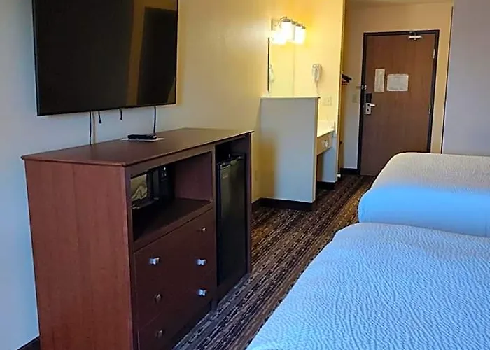 Motel Days & By Wyndham 19th Ave/airport Dome Fargo